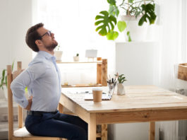 Como prevenir dores nas costas trabalhando em casa dores nas costas durante o home office